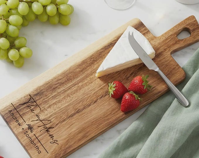 Personalized bread Board, customized cheese board, Acacia paddle board, wedding gift, housewarming gifts, wedding gifts, Christmas gifts