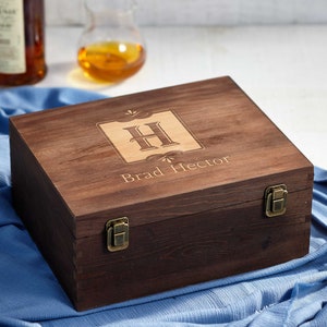 Boîte-cadeau personnalisée en bois, boîte avec nom gravé, boîte souvenir en bois, boîte-cadeau de garçon d'honneur, boîte-cadeau rustique, boîte-cadeau de Noël