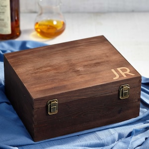 Boîte-cadeau personnalisée en bois, boîte avec nom gravé, boîte souvenir en bois, boîte-cadeau de garçon d'honneur, boîte-cadeau rustique, boîte-cadeau de Noël