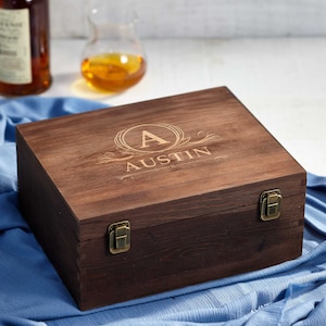 Boîte-cadeau personnalisée en bois, boîte avec nom gravé, boîte souvenir en bois, boîte-cadeau de garçon d'honneur, boîte-cadeau rustique, boîte-cadeau de Noël
