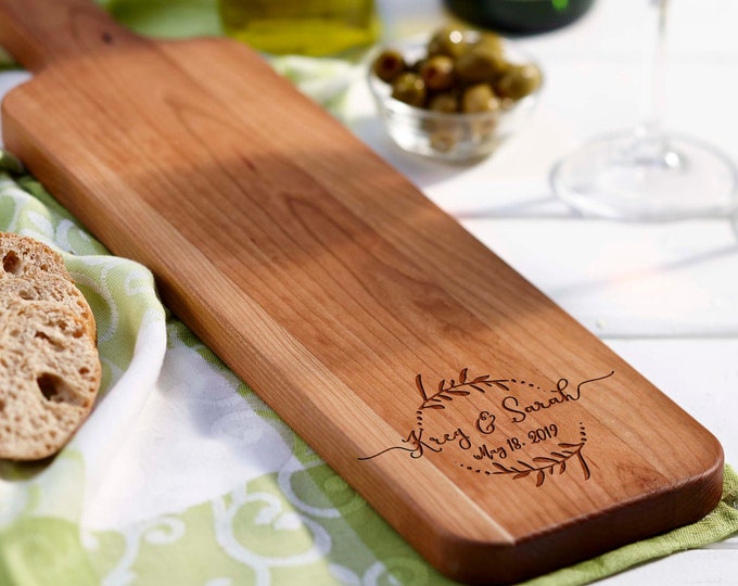 Personalized bread Board, customized cheese board, Acacia paddle board, wedding gift, housewarming gifts, wedding gifts, Christmas gifts