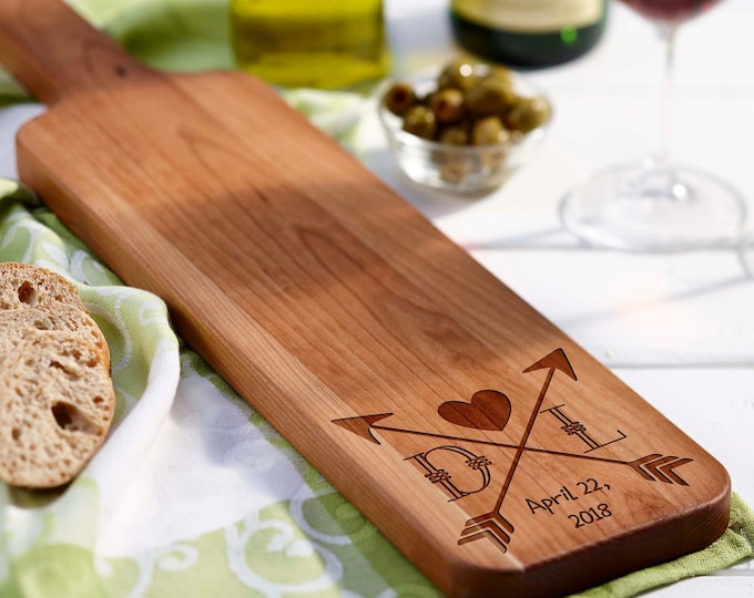 Personalized bread Board, customized cheese board, Acacia paddle board, wedding gift, housewarming gifts, wedding gifts, Christmas gifts