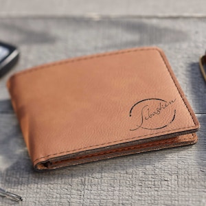 Portefeuille personnalisé en cuir végétalien pour homme - Portefeuille en similicuir gravé personnalisé, cadeaux de garçons d'honneur, fête des pères, anniversaires et remise des diplômes