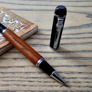 Stylo en bois personnalisé gravé au laser dans une boîte noire - Polices personnalisées, encre bleue - Cadeau parfait pour des collègues, des proches, des enseignants