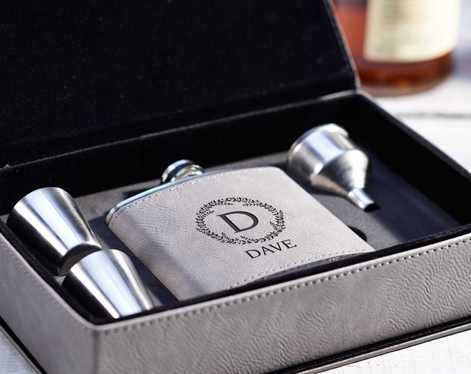 Personalized Flask, Personalized Flask Set with Shot Glasses , wooden gift box with flask, Groomsman Gifts, Best man Gifts. weddings gifts