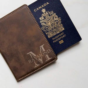 Housse de passeport personnalisée, porte-passeport monogrammé personnalisé, housse de passeport gravée, housse de passeport en cuir végétalien personnalisée