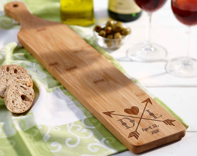 Personalized bread Board, customized cheese board, Acacia paddle board, wedding gift, housewarming gifts, wedding gifts, Christmas gifts