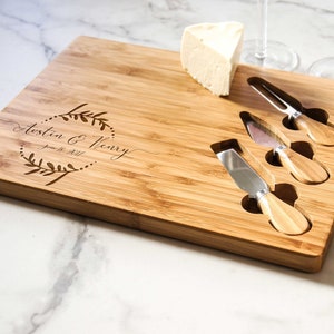 Personalized cheese board set, Custom cheese board set, Engraved cutting board, Wedding gifts, Gifts for the couple, Christmas gifts immagine 2