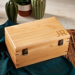 Boîte-cadeau personnalisée en bois, boîte avec nom gravé, boîte souvenir en bois, boîte-cadeau de garçon d'honneur, boîte-cadeau rustique, boîte-cadeau de Noël