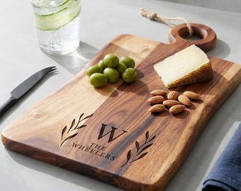 Planche à découper personnalisée en bois d'acacia, planche à fromages gravée sur mesure avec poignée, cadeau bord vivant avec monogramme pour le couple