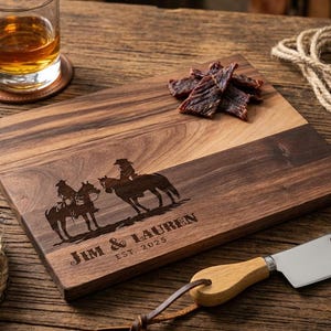 Planche à découper personnalisée - Cowboy et cow-girl avec cheval : charcuterie gravée personnalisée, décoration de cuisine occidentale, cadeau pour elle et lui image 2