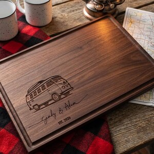Planche à découper personnalisée Van Life, plateau en bois gravé personnalisé, souvenir d'anniversaire Wanderlust