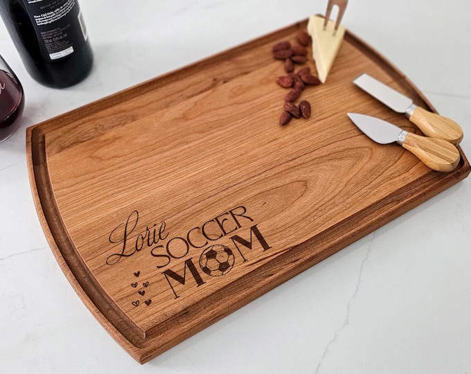 Personalized cutting board – Soccer Mom: Custom Engraved With Soccer Ball Design & Mom's Name, Unique Mother's Day Keepsake for Sports Moms