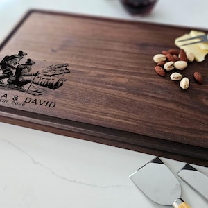 Personalized Cutting Board – Skiing Couple & Mountain Scene: Custom Engraved Winter Kitchen Decor, Gift for Him and Her
