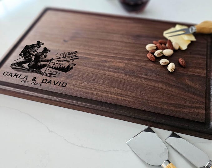 Personalized Cutting Board – Skiing Couple & Mountain Scene: Custom Engraved Winter Kitchen Decor, Gift for Him and Her