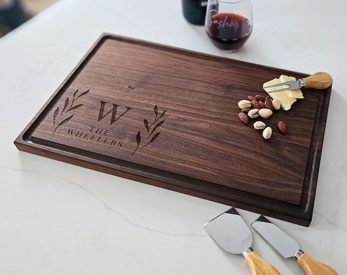Personalized cutting board – Family Monogram: Custom Engraved Kitchen & Charcuterie Gift for Weddings, Housewarming and Couples Gift