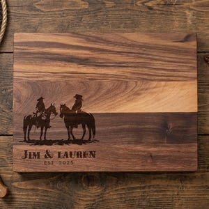 Planche à découper personnalisée - Cowboy et cow-girl avec cheval : charcuterie gravée personnalisée, décoration de cuisine occidentale, cadeau pour elle et lui image 14