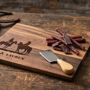 Planche à découper personnalisée - Cowboy et cow-girl avec cheval : charcuterie gravée personnalisée, décoration de cuisine occidentale, cadeau pour elle et lui image 13