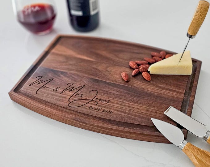 Personalized cutting board – Mr. & Mrs.: Custom Engraved Housewarming Surprise for the Happy Couple, Unique Christmas Charcuterie Board gift