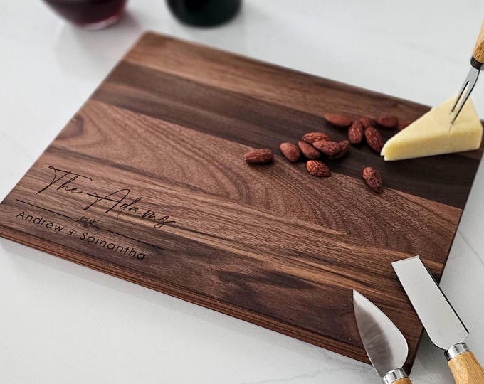 Personalized cutting board – Modern Engraved: Custom Monogram Charcuterie, Kitchen Board for the Couple – Ideal Wedding & Christmas Gift