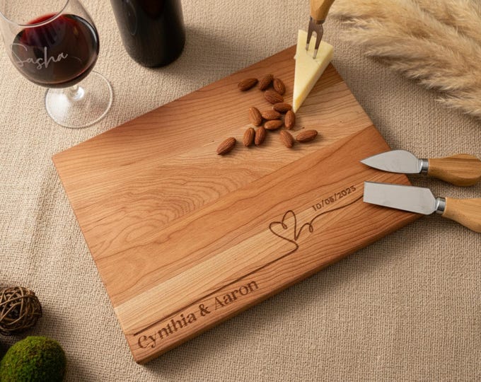 Personalized cutting board – Heart engraved: Customized Charcuterie for Wedding & Anniversary, Ideal Housewarming and Christmas Gift