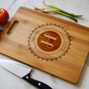 Personalized Cutting Board with handle, Engraved cutting board, Bamboo cutting board, Wedding gift, Customized cutting board, Christmas gift