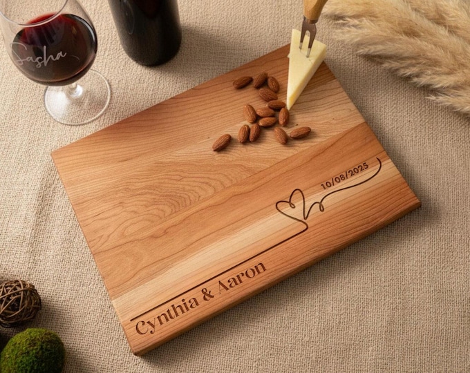 Personalized cutting board – Heart engraved: Customized Charcuterie for Wedding & Anniversary, Ideal Housewarming and Christmas Gift