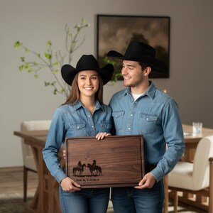 Planche à découper personnalisée - Cowboy et cow-girl avec cheval : charcuterie gravée personnalisée, décoration de cuisine occidentale, cadeau pour elle et lui image 10