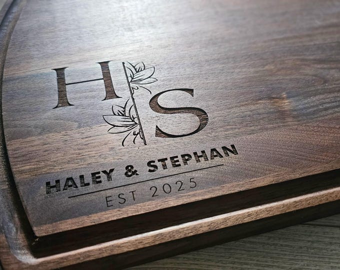 Personalized cutting board – Couple Initials: Custom Engraved Floral Design for Weddings, Christmas and Housewarming Gift