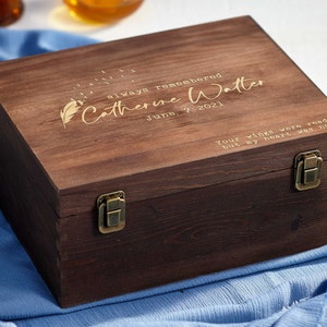 Caja de regalo de madera personalizada, Caja de nombre grabada, Caja de recuerdo de madera, Caja de regalo del padrino, Caja de regalo rústica, Caja de regalo de Navidad imagen 1