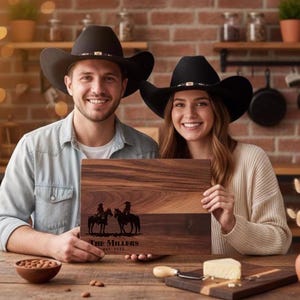 Planche à découper personnalisée - Cowboy et cow-girl avec cheval : charcuterie gravée personnalisée, décoration de cuisine occidentale, cadeau pour elle et lui image 9