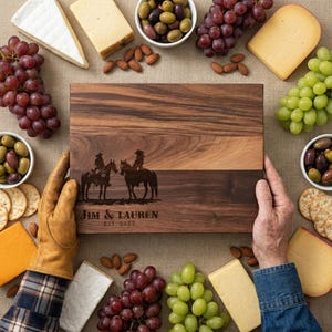 Planche à découper personnalisée - Cowboy et cow-girl avec cheval : charcuterie gravée personnalisée, décoration de cuisine occidentale, cadeau pour elle et lui image 11