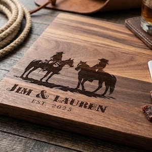 Planche à découper personnalisée - Cowboy et cow-girl avec cheval : charcuterie gravée personnalisée, décoration de cuisine occidentale, cadeau pour elle et lui image 4