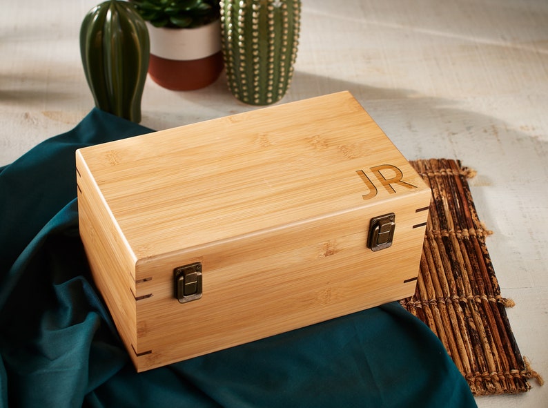 Boîte-cadeau personnalisée en bois, boîte avec nom gravé, boîte souvenir en bois, boîte-cadeau de garçon d'honneur, boîte-cadeau rustique, boîte-cadeau de Noël Bamboo Outside