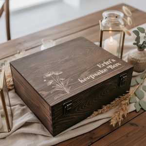 Personalized wooden gift box, Engraved Trinket Box, Customized Memory Box, Rustic Keepsake Box, Perfect Gift for Mom, Grandma, and Sister