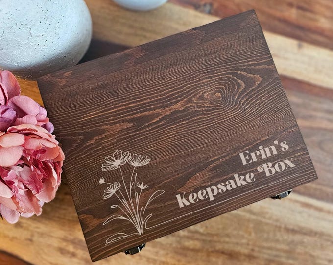Personalized wooden gift box, Engraved Trinket Box, Customized Memory Box, Rustic Keepsake Box, Perfect Gift for Mom, Grandma, and Sister