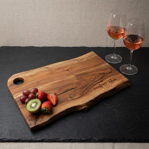 Personalized live edge cutting board, custom laser engraved board, housewarming gift, Gift for the couple, wedding gift, Christmas gift bild 12