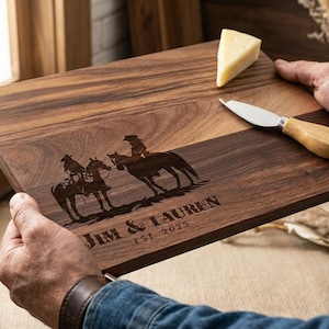 Planche à découper personnalisée - Cowboy et cow-girl avec cheval : charcuterie gravée personnalisée, décoration de cuisine occidentale, cadeau pour elle et lui image 16
