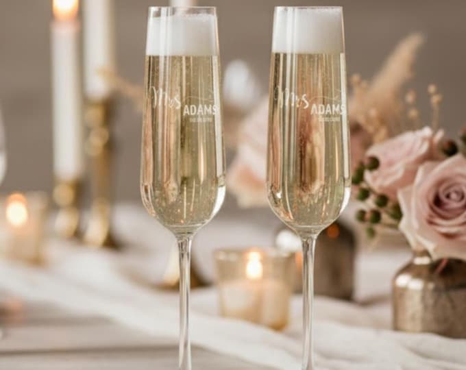 Personalized Set of 2 Champagne Glasses - Engraved Mr and Mrs Champagne Flutes with Monogram Design - Wedding gift - Gift for the couple