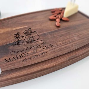 Personalized Cutting Board – Skiing Couple: Custom Engraved Charcuterie Board, Housewarming, Winter Kitchen Decor, Gift for The Couple