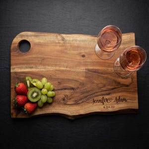 Personalized live edge cutting board, custom laser engraved board, housewarming gift, Gift for the couple, wedding gift, Christmas gift bild 7