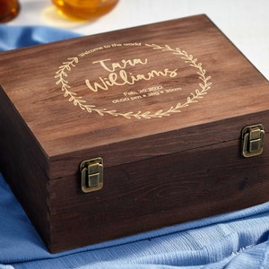 Boîte-cadeau personnalisée en bois, boîte avec nom gravé, boîte souvenir en bois, boîte-cadeau de garçon d'honneur, boîte-cadeau rustique, boîte-cadeau de Noël
