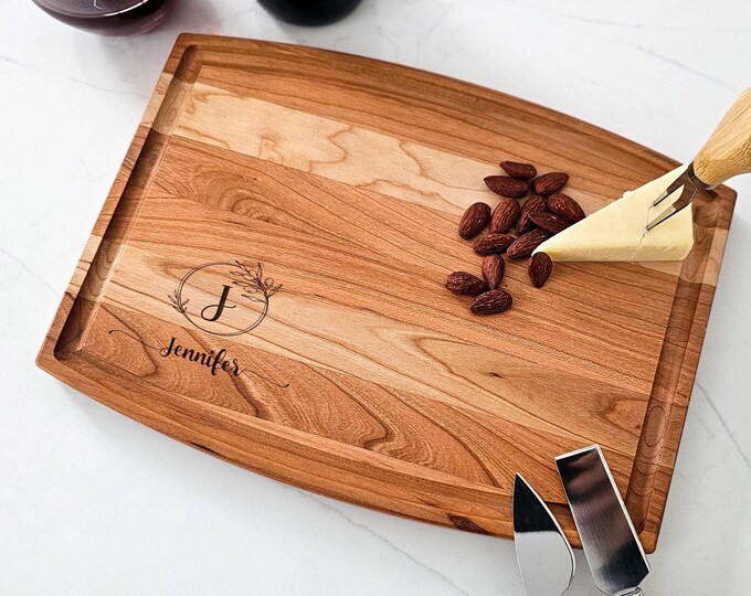 Personalized cutting board – For Her: Custom Engraved with Initial in Wreath & Name, Unique Gift for Birthday, Kitchen Decor and Anniversary