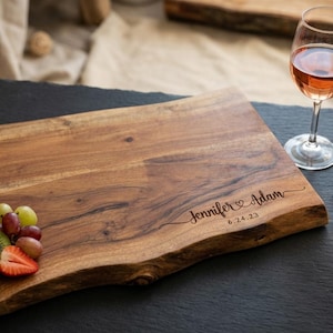 Personalized live edge cutting board, custom laser engraved board, housewarming gift, Gift for the couple, wedding gift, Christmas gift bild 11