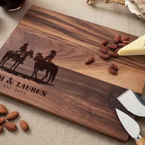 Planche à découper personnalisée - Cowboy et cow-girl avec cheval : charcuterie gravée personnalisée, décoration de cuisine occidentale, cadeau pour elle et lui image 5