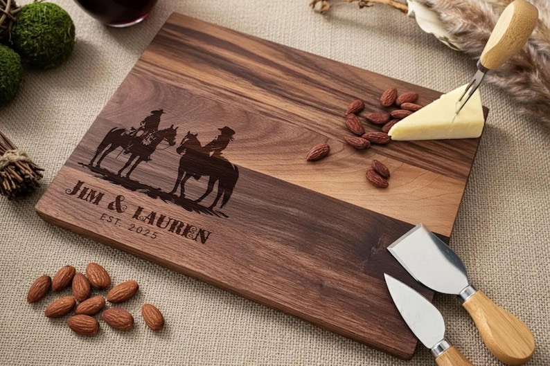 Planche à découper personnalisée - Cowboy et cow-girl avec cheval : charcuterie gravée personnalisée, décoration de cuisine occidentale, cadeau pour elle et lui image 5