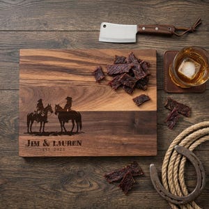 Planche à découper personnalisée - Cowboy et cow-girl avec cheval : charcuterie gravée personnalisée, décoration de cuisine occidentale, cadeau pour elle et lui image 3