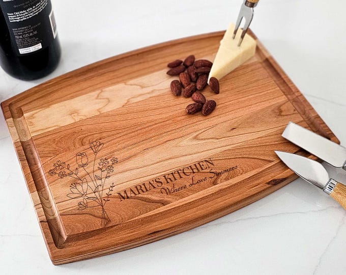 Personalized cutting board – Mom's Kitchen: Custom Engraved Gift for Mom & Grandma, Unique Mother's Day Charcuterie Board