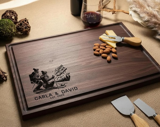 Personalized Cutting Board – Skiing Couple & Mountain Scene: Custom Engraved Winter Kitchen Decor, Gift for Him and Her