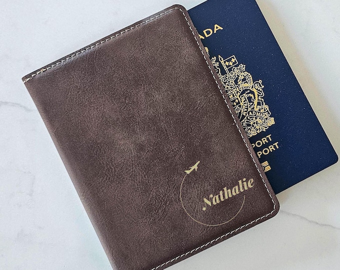 Personalized passport cover – Modern Flight: Custom Engraved Leather Passport Holder with Sleek Airplane Design, Perfect Gift for Travelers